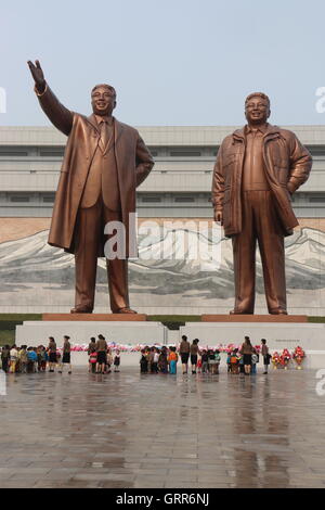 Die beiden Statuen der Liebe Führer In Grand Denkmal der Mansudae Hill, Pyongyang, Nordkorea Stockfoto