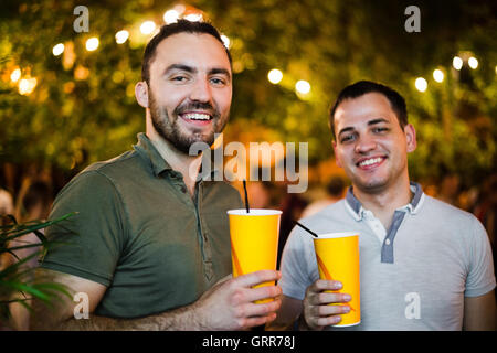 Alkoholiker Menschen trinken und Spaß im freien-Café oder Park. Lächelnde paar Alkohol Freundschaft Konzept. Stockfoto