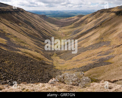 Die vergletscherten u-förmigen Tal von hohen Cup Gill in der nördlichen Pennines, in der Nähe der Ortschaft Dufton, Cumbria, England Stockfoto