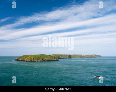 Blick vom Wooltack Point Skomer Island Marine Nature Reserve, Pembrokeshire Coast National Park, Wales. Stockfoto