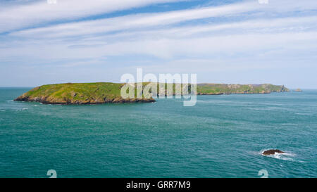 Blick vom Wooltack Point Skomer Island Marine Nature Reserve, Pembrokeshire Coast National Park, Wales. Stockfoto