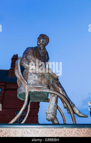 Wales, Cardiff, Cardiff Bay, Statue von Ivor Novello von Peter Nicholas Stockfoto