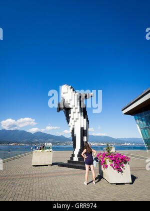 Digital Orca, 2009 Skulptur von Douglas Coupland, befindet sich neben der Vancouver Convention Centre in Vancouver, BC, Kanada. Stockfoto