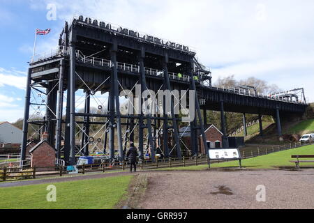 Schiffshebewerk Anderton, zwei Caisson Lift, River Weaver und Trent und Mersey Kanal im Jahre 1875 gebaut Stockfoto