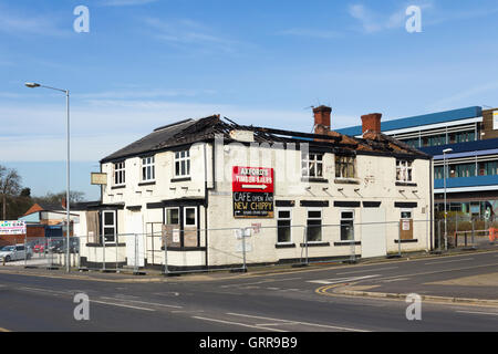 AJ es Cafe, ehemals Busters und davor das White Hart Pub auf Albert Road, Farnworth, als ausgebrannte Hülle nach einem Brand. Stockfoto