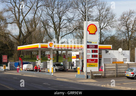 Shell Tankstelle-Tankstelle auf Albert Road, Farnworth, Bolton. Bis 2015 war dies eine Texaco-Tankstelle. Stockfoto