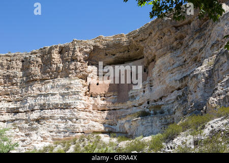 Montezuma Castle National Monument, gelegen in Zentral-Arizona, ist eine alte Pueblo Indian Cliff Wohnung und wird von der Stockfoto