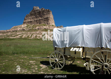 Ein Planwagen sitzt von Scotts Bluff National Monument Darstellung wie Siedler das Gebiet auf ihrer Migration West auf durchlaufen Stockfoto
