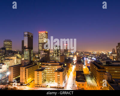 Johannesburg Stadtbild bei Nacht aus dem Dach eines der Gebäude im Geschäftsviertel der Stadt. Stockfoto