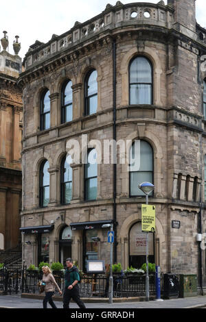 Das Tuch Ohr Public House an der Ecke von Waring Street/Skipper Street in Belfast Cathedral Quarter. Stockfoto