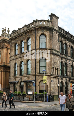 Das Tuch Ohr Public House an der Ecke von Waring Street/Skipper Street in Belfast Cathedral Quarter. Stockfoto