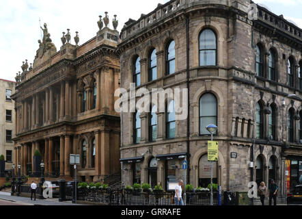 Das Tuch Ohr Public House an der Ecke von Waring Street/Skipper Street in Belfast Cathedral Quarter. Stockfoto