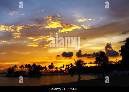 Schöner Sonnenuntergang mit dem Ozean auf der Insel Sentosa in Singapur getroffen. Stockfoto