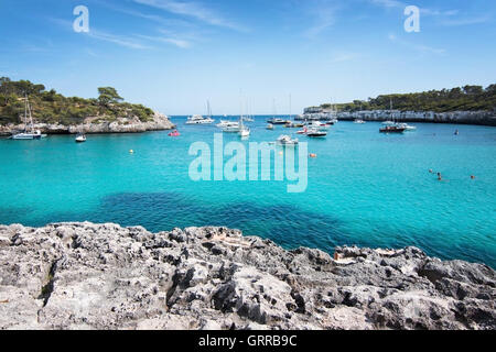 Cala Mondrago und klaren, türkisfarbenen Wasser an einem sonnigen Tag am 4. September 2016 in Cala Mondrago, Mallorca, Spanien. Stockfoto