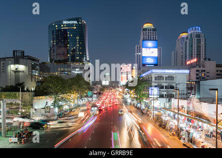 Ratchaprarop Road im Bezirk Ratchathewi bei Nacht, Zentrum von Bangkok, Thailand Stockfoto
