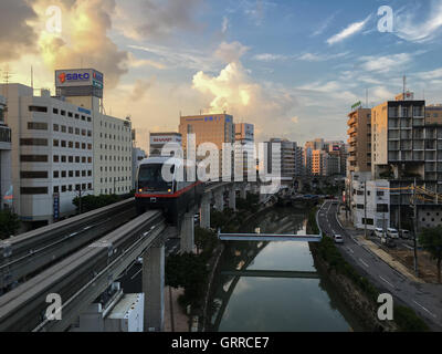 Okinawa Monorail (Yui-Schiene) ist eine einzige Schienenverkehr in der Stadt Naha, Okinawa, Japan. Es nähert sich Asahibashi-Station in der e Stockfoto