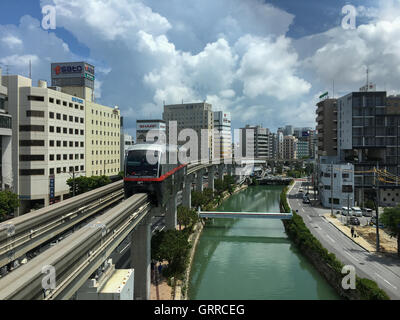 Okinawa Monorail, Yui-Rail ist eine einzige Schienenverkehr in Naha, Okinawa, Japan. Es nähert sich Asahibashi Station am Morgen Stockfoto