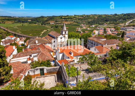 Die Burg Santa Maria Kirche Landschaft Ackerland mittelalterliche Stadt Óbidos Portugal. Burg und die Wände im 11. Jahrhundert erbaut Stockfoto
