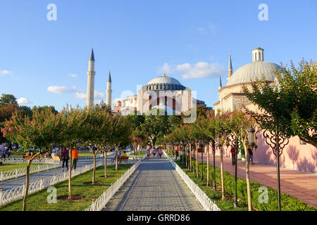 Touristen genießen einen Abend in Sultanahmet-Platz Stockfoto