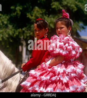 Spanische Mädchen in nationalen Kleid auf der Feria (Pferdemesse) in Sevilla, Andalusien, Spanien Stockfoto