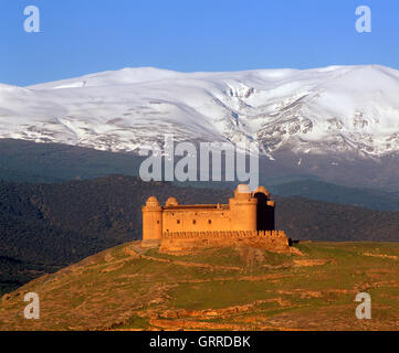 Schloss La Calahorra und der Schnee bedeckt Sierra Nevada Berge, Provinz Granada, Andalusien, Spanien Stockfoto