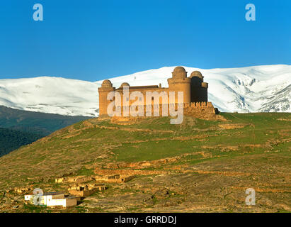 Schloss La Calahorra und der Schnee bedeckt Sierra Nevada Berge, Provinz Granada, Andalusien, Spanien Stockfoto