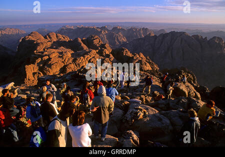 Pilger und Touristen auf dem Gipfel des Berges Sinai (mt 2285) in der Morgendämmerung, Ägypten, Asien Stockfoto