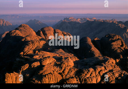 Blick vom Gipfel des Berges Sinai (Mt 2285) bei Sonnenaufgang, Ägypten, Asien Stockfoto