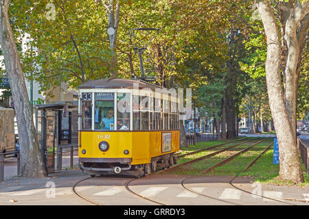 Alten gelben Straßenbahn auf der Straße von Mailand Stockfoto