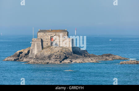 Fort am Petit werden Gezeiten-Insel in der Nähe der historischen Stadt Saint-Malo, Bretagne, Frankreich Stockfoto
