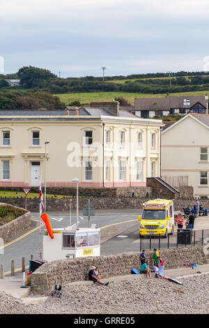 RNLI am Broadhaven Strand, Pembrokeshire, 2016 Stockfoto