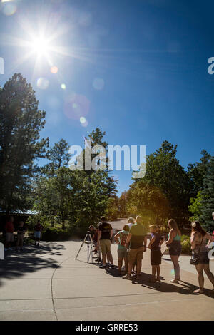 Flagstaff, Arizona - Besucher-Linie bis zum Blick auf die Sonne durch ein kleines Teleskop am Lowell-Observatorium. Stockfoto