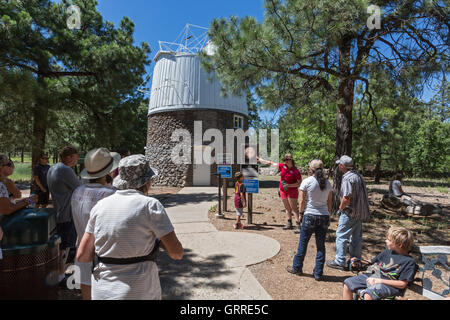 Flagstaff, Arizona - ein Führer erzählt die Pluto-Teleskop-Kuppel Besucher das Lowell Observatory. Stockfoto