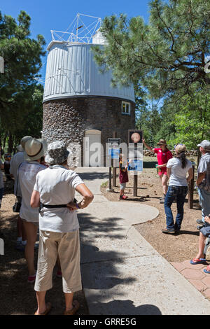 Flagstaff, Arizona - ein Führer erzählt die Pluto-Teleskop-Kuppel Besucher das Lowell Observatory. Stockfoto