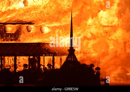 Die Tempel Skulptur ist während der letzten Feier auf dem jährlichen Wüste Festival brennende Mann 4. September 2016 in Black Rock City, Nevada angezündet. Stockfoto