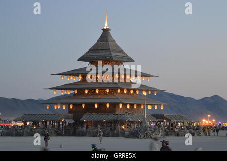 Die Tempel-Skulptur vor dem einzustellenden Feuer während der letzten Feier auf dem jährlichen Wüste Festival brennende Mann 4. September 2016 in Black Rock City, Nevada. Stockfoto