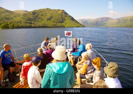 Touristen genießen eine Kreuzfahrt an Bord der Bug des Ullswater Steamers. Ullswater, Penrith, den Lake District National Park, Cumbria. Stockfoto