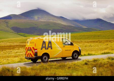 AA van auf Landstraße. Aughertree fiel, Uldale, Nationalpark Lake District, Cumbria, England, Vereinigtes Königreich, Europa. Stockfoto