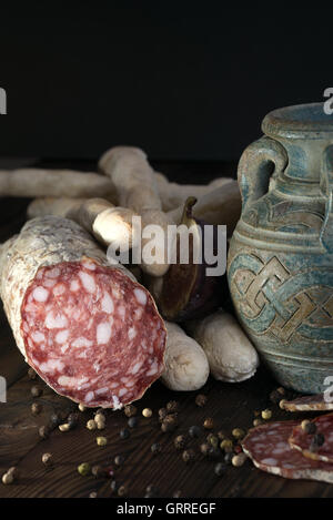 Italienische Wurst trocken geheilt und Suppenstange - Grissino auf einem hölzernen Hintergrund Stockfoto