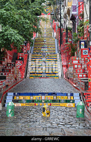 Escadaria Selaron oder Selaron Schritte, Kunst im öffentlichen Raum arbeiten aus Tausenden von Fliesen Mosaik gemacht inmitten einer Treppe zwischen Lapa und Santa Teresa Nachbarschaft in Rio De Janeiro, Brasilien. Die Schritte sind eine Schöpfung und Arbeit des chilenischen geborenen Künstlers Jorge Selaron. Stockfoto