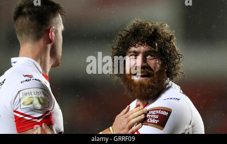 St Helens Kyle Amor feiert seinen Versuch gegen Castleford Tigers, während den ersten Utility Super League Super 8 des Spiels im Langtree Park, St Helens. Stockfoto