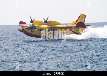 Imperia, Italien. 08. Sep, 2016. Ein Wasser-Bombenflugzeuge Bombardier 415 (Canadair) fliegen über Imperia, Italien während einer Antenne Brandbekämpfung Operation. © Mauro Ujetto/Pacific Press/Alamy Live-Nachrichten Stockfoto