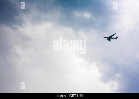 Passagierflugzeug nähert sich gegen einen stürmischen Himmel Stockfoto