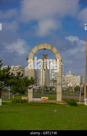 PUNTA DEL ESTE, URUGUAY - 6. Mai 2016: Arco De La Paz ist ein kleines Denkmal befindet sich in einer der umliegenden Strassen nahe Strand Stockfoto