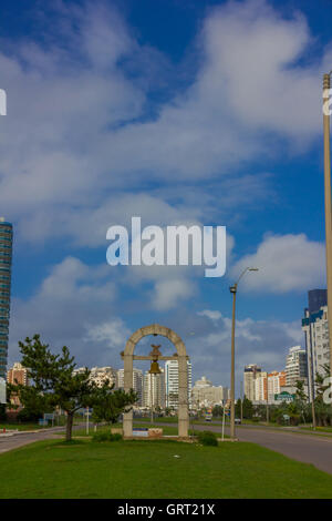 PUNTA DEL ESTE, URUGUAY - 6. Mai 2016: schöne Straße mit ein Denkmal in der Mitte Bürgersteig, einige moderne Gebäude als Hintergrund Stockfoto