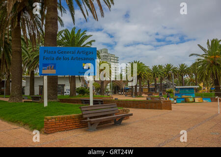 PUNTA DEL ESTE, URUGUAY - 6. Mai 2016: kleiner Park, wo einige Leute etwas Kunst verkaufen Stockfoto