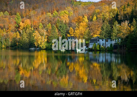 Ferienhaus am Seeufer in herbstlichen Farben Stockfoto