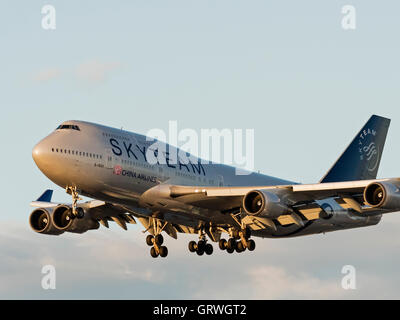 Eine Boeing 747-400 B-18211 in SkyTeam-Sonderlackierung gemalt und der Zugehörigkeit zu China Airlines im Endanflug zur Landung Stockfoto