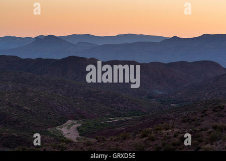 Waschen Sie am frühen Morgen-Dämmerung leuchten die Landschaft über einen großen in den Black Hills von Arizona. Stockfoto