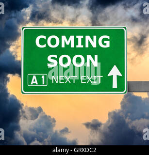 COMING SOON Straßenschild gegen klar blauen Himmel Stockfoto